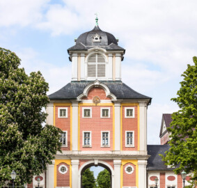 Schloss Bruchsal - Damianstor - Von Außen / Von Süden - Blick von der Schönbornstraße nach Norden auf das Damianstor (aufgenommen im Mai 2019, am Nachmittag) Schloss Bruchsal - Damianstor - Von Außen / Von Süden - Blick von der Schönbornstraße nach Norden auf das Damianstor (aufgenommen im Mai 2019, am Nachmittag)