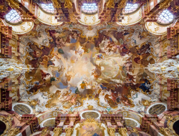 Schloss Bruchsal - Hauptbau / Corps de Logis - Beletage - Marmorsaal / Kaisersaal - Decke - Blick vom Zentrum des Marmorsaals senkrecht nach oben auf das Deckenfresko (Deckenfresko urspünglich gemalt 1754 von Johannes Zick, originalgetreu rekonstruiert 1971 bis 1974 von Wolfram Köberl; Stuck urspünglich von Johann Michael Feuchtmayer dem Jüngeren, rekonstruiert 1962 bis 1969 von Jakob und Josef Schnitzer) (aufgenommen im Mai 2019, am späten Vormittag) Schloss Bruchsal - Hauptbau / Corps de Logis - Beletage - Marmorsaal / Kaisersaal - Decke - Blick vom Zentrum des Marmorsaals senkrecht nach oben auf das Deckenfresko (Deckenfresko urspünglich gemalt 1754 von Johannes Zick, originalgetreu rekonstruiert 1971 bis 1974 von Wolfram Köberl; Stuck urspünglich von Johann Michael Feuchtmayer dem Jüngeren, rekonstruiert 1962 bis 1969 von Jakob und Josef Schnitzer) (aufgenommen im Mai 2019, am späten Vormittag)