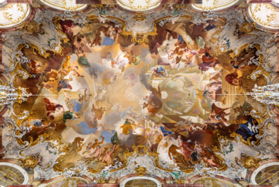 Schloss Bruchsal - Hauptbau / Corps de Logis - Beletage - Marmorsaal / Kaisersaal - Decke - Blick vom Zentrum des Marmorsaals senkrecht nach oben auf das Deckenfresko (Deckenfresko urspünglich gemalt 1754 von Johannes Zick, originalgetreu rekonstruiert 1971 bis 1974 von Wolfram Köberl; Stuck urspünglich von Johann Michael Feuchtmayer dem Jüngeren, rekonstruiert 1962 bis 1969 von Jakob und Josef Schnitzer) (aufgenommen im Mai 2019, am späten Vormittag)