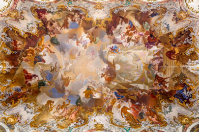 Schloss Bruchsal - Hauptbau / Corps de Logis - Beletage - Marmorsaal / Kaisersaal - Decke - Blick vom Zentrum des Marmorsaals senkrecht nach oben auf das Deckenfresko (Deckenfresko urspünglich gemalt 1754 von Johannes Zick, originalgetreu rekonstruiert 1971 bis 1974 von Wolfram Köberl; Stuck urspünglich von Johann Michael Feuchtmayer dem Jüngeren, rekonstruiert 1962 bis 1969 von Jakob und Josef Schnitzer) (aufgenommen im Mai 2019, am späten Vormittag) Schloss Bruchsal - Hauptbau / Corps de Logis - Beletage - Marmorsaal / Kaisersaal - Decke - Blick vom Zentrum des Marmorsaals senkrecht nach oben auf das Deckenfresko (Deckenfresko urspünglich gemalt 1754 von Johannes Zick, originalgetreu rekonstruiert 1971 bis 1974 von Wolfram Köberl; Stuck urspünglich von Johann Michael Feuchtmayer dem Jüngeren, rekonstruiert 1962 bis 1969 von Jakob und Josef Schnitzer) (aufgenommen im Mai 2019, am späten Vormittag)