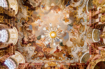 Schloss Bruchsal - Hauptbau / Corps de Logis - Beletage - Marmorsaal / Kaisersaal - Decke - Blick vom Zentrum der nördlichen Hälfte des Marmorsaals senkrecht nach oben auf das Deckenfresko (Deckenfresko urspünglich gemalt 1754 von Johannes Zick, originalgetreu rekonstruiert 1971 bis 1974 von Wolfram Köberl; Stuck urspünglich von Johann Michael Feuchtmayer dem Jüngeren, rekonstruiert 1962 bis 1969 von Jakob und Josef Schnitzer) (aufgenommen im Mai 2019, am späten Vormittag) Schloss Bruchsal - Hauptbau / Corps de Logis - Beletage - Marmorsaal / Kaisersaal - Decke - Blick vom Zentrum der nördlichen Hälfte des Marmorsaals senkrecht nach oben auf das Deckenfresko (Deckenfresko urspünglich gemalt 1754 von Johannes Zick, originalgetreu rekonstruiert 1971 bis 1974 von Wolfram Köberl; Stuck urspünglich von Johann Michael Feuchtmayer dem Jüngeren, rekonstruiert 1962 bis 1969 von Jakob und Josef Schnitzer) (aufgenommen im Mai 2019, am späten Vormittag)