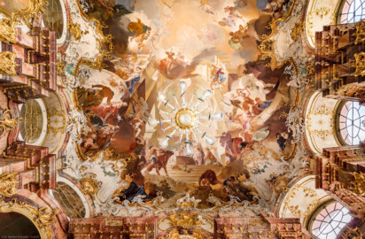 Schloss Bruchsal - Hauptbau / Corps de Logis - Beletage - Marmorsaal / Kaisersaal - Decke - Blick vom Zentrum der südlichen Hälfte des Marmorsaals senkrecht nach oben auf das Deckenfresko (Deckenfresko urspünglich gemalt 1754 von Johannes Zick, originalgetreu rekonstruiert 1971 bis 1974 von Wolfram Köberl; Stuck urspünglich von Johann Michael Feuchtmayer dem Jüngeren, rekonstruiert 1962 bis 1969 von Jakob und Josef Schnitzer) (aufgenommen im Mai 2019, am späten Vormittag)