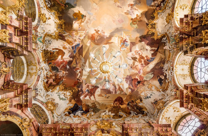 Schloss Bruchsal - Hauptbau / Corps de Logis - Beletage - Marmorsaal / Kaisersaal - Decke - Blick vom Zentrum der südlichen Hälfte des Marmorsaals senkrecht nach oben auf das Deckenfresko (Deckenfresko urspünglich gemalt 1754 von Johannes Zick, originalgetreu rekonstruiert 1971 bis 1974 von Wolfram Köberl; Stuck urspünglich von Johann Michael Feuchtmayer dem Jüngeren, rekonstruiert 1962 bis 1969 von Jakob und Josef Schnitzer) (aufgenommen im Mai 2019, am späten Vormittag) Schloss Bruchsal - Hauptbau / Corps de Logis - Beletage - Marmorsaal / Kaisersaal - Decke - Blick vom Zentrum der südlichen Hälfte des Marmorsaals senkrecht nach oben auf das Deckenfresko (Deckenfresko urspünglich gemalt 1754 von Johannes Zick, originalgetreu rekonstruiert 1971 bis 1974 von Wolfram Köberl; Stuck urspünglich von Johann Michael Feuchtmayer dem Jüngeren, rekonstruiert 1962 bis 1969 von Jakob und Josef Schnitzer) (aufgenommen im Mai 2019, am späten Vormittag)