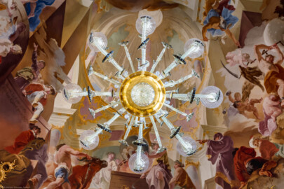 Schloss Bruchsal - Hauptbau / Corps de Logis - Beletage - Marmorsaal / Kaisersaal - Gewölbe - Blick von unten senkrecht nach oben auf den südlichen Kronleuchter (Deckenfresko ursprünglich von Johannes Zick, 1754, rekonstruiert von Wolfram Köberl, 1969 bis 1974) (aufgenommen im Mai 2019, am frühen Nachmittag) Schloss Bruchsal - Hauptbau / Corps de Logis - Beletage - Marmorsaal / Kaisersaal - Gewölbe - Blick von unten senkrecht nach oben auf den südlichen Kronleuchter (Deckenfresko ursprünglich von Johannes Zick, 1754, rekonstruiert von Wolfram Köberl, 1969 bis 1974) (aufgenommen im Mai 2019, am frühen Nachmittag)