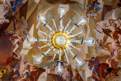 Schloss Bruchsal - Hauptbau / Corps de Logis - Beletage - Marmorsaal / Kaisersaal - Gewölbe - Blick von unten senkrecht nach oben auf den südlichen Kronleuchter (Deckenfresko ursprünglich von Johannes Zick, 1754, rekonstruiert von Wolfram Köberl, 1969 bis 1974) (aufgenommen im Mai 2019, am frühen Nachmittag) Schloss Bruchsal - Hauptbau / Corps de Logis - Beletage - Marmorsaal / Kaisersaal - Gewölbe - Blick von unten senkrecht nach oben auf den südlichen Kronleuchter (Deckenfresko ursprünglich von Johannes Zick, 1754, rekonstruiert von Wolfram Köberl, 1969 bis 1974) (aufgenommen im Mai 2019, am frühen Nachmittag)