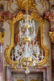 Schloss Bruchsal - Hauptbau / Corps de Logis - Beletage - Marmorsaal / Kaisersaal - Blick von Norden auf den südlichen Kronleuchter (aufgenommen im Mai 2019, am frühen Nachmittag)