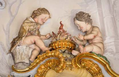 Schloss Bruchsal - Hauptbau / Corps de Logis - Beletage - Marmorsaal / Kaisersaal - Südostecke, oben, Stuckfeld - Von Nordwesten - Blick auf zwei Putti als allegorische Darstellung des Winters (Stuckaturen ursprünglich von Johann Michael Feichtmayr) (aufgenommen im Mai 2019, am Nachmittag) Schloss Bruchsal - Hauptbau / Corps de Logis - Beletage - Marmorsaal / Kaisersaal - Südostecke, oben, Stuckfeld - Von Nordwesten - Blick auf zwei Putti als allegorische Darstellung des Winters (Stuckaturen ursprünglich von Johann Michael Feichtmayr) (aufgenommen im Mai 2019, am Nachmittag)