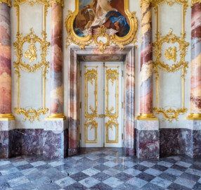 Schloss Bruchsal - Hauptbau / Corps de Logis - Beletage - Marmorsaal / Kaisersaal - Nördliche Tür - Von Süden - Blick auf die nördliche Tür und das Gemälde "Perseus und Andromeda" (ursprünglich gemalt von Johannes Zick, rekonstruiert von Wolfram Köberl, 1981) (aufgenommen im Mai 2019, am Nachmittag)