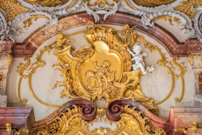 Schloss Bruchsal - Hauptbau / Corps de Logis - Beletage - Marmorsaal / Kaisersaal - Blick in den unteren Teil des Gewölbes, oberhalb des Durchgangs zum Jagdzimmer (Stuckaturen ursprünglich von Johann Michael Feichtmayr) (aufgenommen im Mai 2019, am späten Nachmittag)