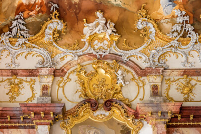Schloss Bruchsal - Hauptbau / Corps de Logis - Beletage - Marmorsaal / Kaisersaal - Blick in den unteren Teil des Gewölbes, oberhalb des Durchgangs zum Jagdzimmer (Deckenbild ursprünglich von Johannes Zick, rekonstruiert von Wolfram Köberl, 1969 bis 1973; Stuckaturen ursprünglich von Johann Michael Feichtmayr) (aufgenommen im Mai 2019, am späten Nachmittag)
