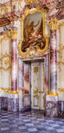 Schloss Bruchsal - Hauptbau / Corps de Logis - Beletage - Marmorsaal / Kaisersaal - Südliche Tür - Von Nordwest - Blick auf die südliche Tür und das Gemälde "Die Befreiung des Prometheus" (ursprünglich gemalt von Johannes Zick, rekonstruiert von Wolfram Köberl, 1981) (aufgenommen im Mai 2019, am späten Vormittag)