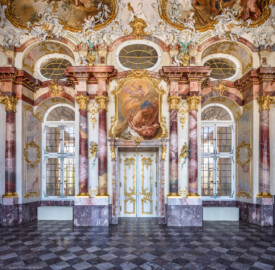 Schloss Bruchsal - Hauptbau / Corps de Logis - Beletage - Marmorsaal / Kaisersaal - Östliche Wand - Von Westen - Blick auf die östliche Wand, die Stuckaturen, die Fenster und die Tür zum Kuppelsaal sowie die Supraporte "Sturz der Titanen" (Stuckaturen ursprünglich von Johann Michael Feichtmayr; Supraporte ursprünglich gemalt von Johannes Zick, rekonstruiert von Wolfram Köberl, 1976-1981) (aufgenommen im Mai 2019, am späten Vormittag)