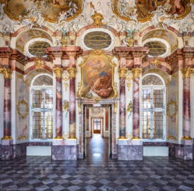 Schloss Bruchsal - Hauptbau / Corps de Logis - Beletage - Marmorsaal / Kaisersaal - Östliche Wand - Von Westen - Blick auf die östliche Wand, die Stuckaturen, die Fenster und den Durchgang zum Kuppelsaal sowie die Supraporte "Sturz der Titanen" (Stuckaturen ursprünglich von Johann Michael Feichtmayr; Supraporte ursprünglich gemalt von Johannes Zick, rekonstruiert von Wolfram Köberl, 1976-1981) (aufgenommen im Mai 2019, am späten Vormittag)