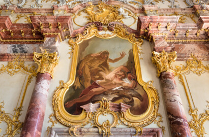 Schloss Bruchsal - Hauptbau / Corps de Logis - Beletage - Marmorsaal / Kaisersaal - Supraporte, südliche Tür - Blick von unten auf das Gemälde  "Die Befreiung des Prometheus" (ursprünglich gemalt von Johannes Zick, rekonstruiert von Wolfram Köberl, 1981) (aufgenommen im Mai 2019, am Nachmittag)