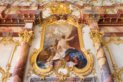 Schloss Bruchsal - Hauptbau / Corps de Logis - Beletage - Marmorsaal / Kaisersaal - Supraporte, nördliche Tür - Blick von unten auf das Gemälde "Perseus und Andromeda" (ursprünglich gemalt von Johannes Zick, rekonstruiert von Wolfram Köberl, 1981) (aufgenommen im Mai 2019, am Nachmittag)