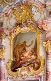 Schloss Bruchsal - Hauptbau / Corps de Logis - Beletage - Marmorsaal / Kaisersaal - Supraporte, südliche Tür - Von Nordwest - Blick von der Balkontür nach Südosten auf das Gemälde "Die Befreiung des Prometheus" (ursprünglich gemalt von Johannes Zick, rekonstruiert von Wolfram Köberl, 1981) (aufgenommen im Mai 2019, am Nachmittag)