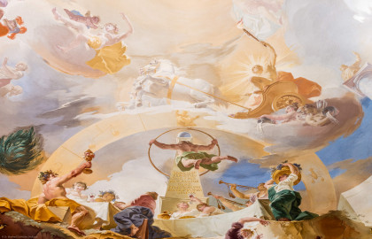 Schloss Bruchsal - Hauptbau / Corps de Logis - Beletage - Marmorsaal / Kaisersaal - Deckenfresko, Innere Zone, nördlich des Zentrums - Von Süden - Im Zentrum: der Weltbaumeister Demogorgon mit Schlangenring als Symbol der Ewigkeit, vor einem Obelisk mit einer Weltkugel oben; darüber: die speyerische "Gnadenjungfrau" Astraia im Tierkreis; oben: der Sonnengott Apoll mit seinem Sonnenwagen über dem Zodiacus (dem Tierkreis); unterhalb des Sonnenwagens: zwei Horen, Göttinnen der Jahreszeiten, Tau aus Krügen gießend; ganz rechts: der Göttervater Zeus auf einer Säule; oben links: Amor, die Personifikation des Sichverliebens, mit Pfeil und Bogen, und Venus, die Göttin der Schönheit und Liebe; unten: das ewige Göttermahl im Olymp als Symbol für das ewige Bestehen des Bistum Speyer, links Dionysos / Bacchus, der Gott des Weines, mit einem Weinpokal, rechts Posaunenbläser - Inschrift auf dem Obelisk: "SPIRA HAEC PERPETUO SINE FINE REVOLUITUR ORBE. FELIX SPIRA CUI PRODROMA SPIRA STATUS." / Übersetzung von Barbara Strieder: "Diese Schlangenwindung wird in ewigem Kreislauf ohne Ende in sich selbst zurückgeführt, glückliches Speyer, dessen Wohlstand die im Sinnbild der Schlange gefasste Beständigkeit besitzt" (Deckenfresko urspünglich gemalt 1754 von Johannes Zick, originalgetreu rekonstruiert 1971 bis 1974 von Wolfram Köberl; Stuck urspünglich von Johann Michael Feuchtmayer dem Jüngeren, rekonstruiert 1962 bis 1969 von Jakob und Josef Schnitzer) (aufgenommen im Mai 2019, am späten Nachmittag) Schloss Bruchsal - Hauptbau / Corps de Logis - Beletage - Marmorsaal / Kaisersaal - Deckenfresko, Innere Zone, nördlich des Zentrums - Von Süden - Im Zentrum: der Weltbaumeister Demogorgon mit Schlangenring als Symbol der Ewigkeit, vor einem Obelisk mit einer Weltkugel oben; darüber: die speyerische "Gnadenjungfrau" Astraia im Tierkreis; oben: der Sonnengott Apoll mit seinem Sonnenwagen über dem Zodiacus (dem Tierkreis); unterhalb des Sonnenwagens: zwei Horen, Göttinnen der Jahreszeiten, Tau aus Krügen gießend; ganz rechts: der Göttervater Zeus auf einer Säule; oben links: Amor, die Personifikation des Sichverliebens, mit Pfeil und Bogen, und Venus, die Göttin der Schönheit und Liebe; unten: das ewige Göttermahl im Olymp als Symbol für das ewige Bestehen des Bistum Speyer, links Dionysos / Bacchus, der Gott des Weines, mit einem Weinpokal, rechts Posaunenbläser - Inschrift auf dem Obelisk: "SPIRA HAEC PERPETUO SINE FINE REVOLUITUR ORBE. FELIX SPIRA CUI PRODROMA SPIRA STATUS." / Übersetzung von Barbara Strieder: "Diese Schlangenwindung wird in ewigem Kreislauf ohne Ende in sich selbst zurückgeführt, glückliches Speyer, dessen Wohlstand die im Sinnbild der Schlange gefasste Beständigkeit besitzt" (Deckenfresko urspünglich gemalt 1754 von Johannes Zick, originalgetreu rekonstruiert 1971 bis 1974 von Wolfram Köberl; Stuck urspünglich von Johann Michael Feuchtmayer dem Jüngeren, rekonstruiert 1962 bis 1969 von Jakob und Josef Schnitzer) (aufgenommen im Mai 2019, am späten Nachmittag)