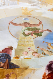 Schloss Bruchsal - Hauptbau / Corps de Logis - Beletage - Marmorsaal / Kaisersaal - Deckenfresko, Innere Zone, nördlich des Zentrums - Von Norden - Im Zentrum: der Weltbaumeister Demogorgon mit Schlangenring als Symbol der Ewigkeit, vor einem Obelisk mit einer Weltkugel oben; darüber: die speyerische "Gnadenjungfrau" Astraia im Tierkreis; unten: das ewige Göttermahl im Olymp - Inschrift auf dem Obelisk: "SPIRA HAEC PERPETUO SINE FINE REVOLUITUR ORBE. FELIX SPIRA CUI PRODROMA SPIRA STATUS." / Übersetzung von Barbara Strieder: "Diese Schlangenwindung wird in ewigem Kreislauf ohne Ende in sich selbst zurückgeführt, glückliches Speyer, dessen Wohlstand die im Sinnbild der Schlange gefasste Beständigkeit besitzt"  (Deckenfresko urspünglich gemalt 1754 von Johannes Zick, originalgetreu rekonstruiert 1971 bis 1974 von Wolfram Köberl; Stuck urspünglich von Johann Michael Feuchtmayer dem Jüngeren, rekonstruiert 1962 bis 1969 von Jakob und Josef Schnitzer) (aufgenommen im Mai 2019, am späten Nachmittag)