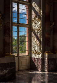 Schloss Bruchsal - Hauptbau / Corps de Logis - Beletage - Marmorsaal / Kaisersaal - Blick von Südosten auf die westliche Tür zum Balkon (aufgenommen im Mai 2019, am späten Nachmittag)