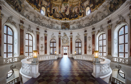 Schloss Bruchsal - Hauptbau / Corps de Logis - Beletage - Kuppelsaal - Von Osten - Blick vom Marmorsaal in den Kuppelsaal (aufgenommen im Mai 2019, am späten Vormittag) Schloss Bruchsal - Hauptbau / Corps de Logis - Beletage - Kuppelsaal - Von Osten - Blick vom Marmorsaal in den Kuppelsaal (aufgenommen im Mai 2019, am späten Vormittag)