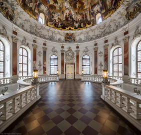 Schloss Bruchsal - Hauptbau / Corps de Logis - Beletage - Kuppelsaal - Von Osten - Blick von der Tür zum Fürstensaal nach Westen in den Kuppelsaal (aufgenommen im Mai 2019, am späten Vormittag) Schloss Bruchsal - Hauptbau / Corps de Logis - Beletage - Kuppelsaal - Von Osten - Blick von der Tür zum Fürstensaal nach Westen in den Kuppelsaal (aufgenommen im Mai 2019, am späten Vormittag)