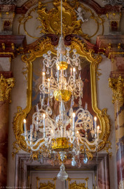 Schloss Bruchsal - Hauptbau / Corps de Logis - Beletage - Marmorsaal / Kaisersaal - Blick von Süden auf den nördlichen Kronleuchter (aufgenommen im Mai 2019, am frühen Nachmittag) Schloss Bruchsal - Hauptbau / Corps de Logis - Beletage - Marmorsaal / Kaisersaal - Blick von Süden auf den nördlichen Kronleuchter (aufgenommen im Mai 2019, am frühen Nachmittag)