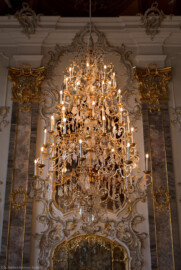 Schloss Bruchsal - Hauptbau / Corps de Logis - Beletage - Fürstensaal - Blick von Norden auf den südlichen Kronleuchter (aufgenommen im Mai 2019, am Nachmittag) Schloss Bruchsal - Hauptbau / Corps de Logis - Beletage - Fürstensaal - Blick von Norden auf den südlichen Kronleuchter (aufgenommen im Mai 2019, am Nachmittag)