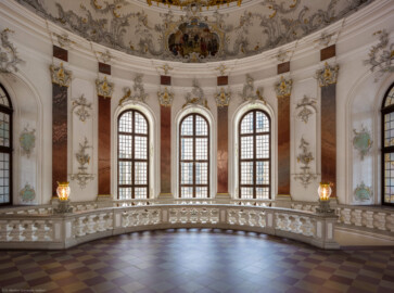 Schloss Bruchsal - Hauptbau / Corps de Logis - Beletage - Kuppelsaal - Blick von der nördlichen Plattform in den südlichen Teil des Kuppelsaals (aufgenommen im Mai 2019, am Nachmittag)