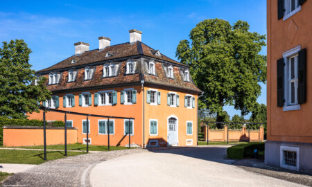 Waghäusel - Eremitage - Von Außen / Von Westen - Blick auf den nordöstlichen Kavalierspavillon, den "Gardebau" (aufgenommen im Mai 2019, am späten Nachmittag)
