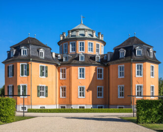 Waghäusel - Eremitage - Von Außen / Von Nordwest - Blick auf den Zentralbau, die Flügelanbauten, das Mansarddach und das Kuppelgeschoss (aufgenommen im Mai 2019, am frühen Abend)