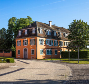 Waghäusel - Eremitage - Von Außen / Von Westen - Blick auf den südöstlichen Kavalierspavillon, den "Küchenbau" (aufgenommen im Mai 2019, am frühen Abend)