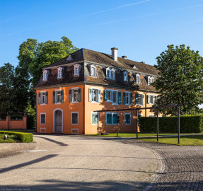 Waghäusel - Eremitage - Von Außen / Von Westen - Blick auf den südöstlichen Kavalierspavillon, den "Küchenbau" (aufgenommen im Mai 2019, am frühen Abend) Waghäusel - Eremitage - Von Außen / Von Westen - Blick auf den südöstlichen Kavalierspavillon, den "Küchenbau" (aufgenommen im Mai 2019, am frühen Abend)