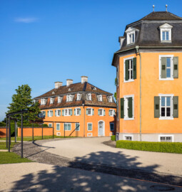 Waghäusel - Eremitage - Von Außen / Von Westen - Blick auf den nordöstlichen Kavalierspavillon, den "Gardebau" (links) und den nördlichen Flügelanbau des Hauptbaus (rechts) (aufgenommen im Mai 2019, am frühen Abend)