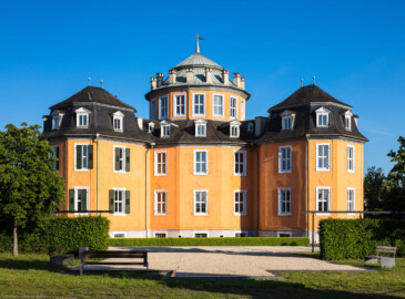 Waghäusel - Eremitage - Von Außen / Von Nordwest - Blick auf den Zentralbau, die Flügelanbauten, das Mansarddach und das Kuppelgeschoss (aufgenommen im Mai 2019, am frühen Abend)