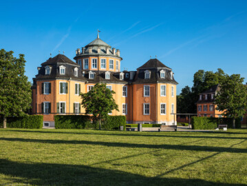 Waghäusel - Eremitage - Von Außen / Von Nordwesten - Blick auf den Zentralbau, rechts der südwestliche Kavalierspavillon (aufgenommen im Mai 2019, am frühen Abend)