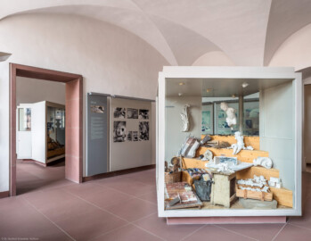 Schloss Bruchsal - Hauptbau / Corps de Logis - Erdgeschoss - Dokumentationsräume „Schloss Bruchsal – gebaut, zerstört, wiedererstanden“ - Von Osten - Blick in die Dokumentationsräume mit den Schaukästen (aufgenommen im Mai 2019, am späten Vormittag) Schloss Bruchsal - Hauptbau / Corps de Logis - Erdgeschoss - Dokumentationsräume „Schloss Bruchsal – gebaut, zerstört, wiedererstanden“ - Von Osten - Blick in die Dokumentationsräume mit den Schaukästen (aufgenommen im Mai 2019, am späten Vormittag)