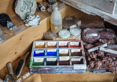 Schloss Bruchsal - Hauptbau / Corps de Logis - Erdgeschoss - Dokumentationsräume „Schloss Bruchsal – gebaut, zerstört, wiedererstanden“ - Benutzte Werkzeuge, Werkstoffe und Farben (aufgenommen im Mai 2019, am späten Vormittag) Schloss Bruchsal - Hauptbau / Corps de Logis - Erdgeschoss - Dokumentationsräume „Schloss Bruchsal – gebaut, zerstört, wiedererstanden“ - Benutzte Werkzeuge, Werkstoffe und Farben (aufgenommen im Mai 2019, am späten Vormittag)