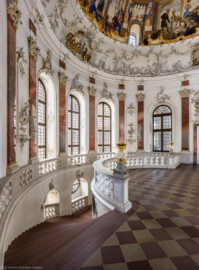 Schloss Bruchsal - Hauptbau / Corps de Logis - Beletage - Kuppelsaal - Von Südwest - Blick von der Tür zum Marmorsaal nach Nordosten in den Kuppelsaal und auf die nördliche Haupttreppe nach unten (aufgenommen im Mai 2019, am Nachmittag)