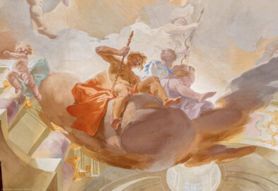 Schloss Bruchsal - Hauptbau / Corps de Logis - Beletage - Marmorsaal / Kaisersaal - Deckenfresko, Innere Zone, Südöstlich des Zentrums - Oben rechts der Mitte: Darstellung der Göttin der Jagd Diana / Artemis, mit Pfeil und Bogen und einer Mondsichel auf dem Kopf; darunter: ein Mädchen mit einem Korb mit Früchten; rechts der Mitte: Ein junger Mann als Staffagefigur (Deckenfresko urspünglich gemalt 1754 von Johannes Zick, originalgetreu rekonstruiert 1971 bis 1974 von Wolfram Köberl; Stuck urspünglich von Johann Michael Feuchtmayer dem Jüngeren, rekonstruiert 1962 bis 1969 von Jakob und Josef Schnitzer) (aufgenommen im Mai 2019, am Nachmittag) Schloss Bruchsal - Hauptbau / Corps de Logis - Beletage - Marmorsaal / Kaisersaal - Deckenfresko, Innere Zone, Südöstlich des Zentrums - Oben rechts der Mitte: Darstellung der Göttin der Jagd Diana / Artemis, mit Pfeil und Bogen und einer Mondsichel auf dem Kopf; darunter: ein Mädchen mit einem Korb mit Früchten; rechts der Mitte: Ein junger Mann als Staffagefigur (Deckenfresko urspünglich gemalt 1754 von Johannes Zick, originalgetreu rekonstruiert 1971 bis 1974 von Wolfram Köberl; Stuck urspünglich von Johann Michael Feuchtmayer dem Jüngeren, rekonstruiert 1962 bis 1969 von Jakob und Josef Schnitzer) (aufgenommen im Mai 2019, am Nachmittag)