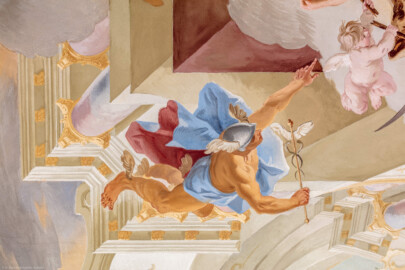 Schloss Bruchsal - Hauptbau / Corps de Logis - Beletage - Marmorsaal / Kaisersaal - Deckenfresko, Innere Zone, Südwestlich des Zentrums - Mitte: Darstellung des Götterboten Hermes, mit Hermesstab und geflügeltem Helm; oben rechts: ein Putto, die Sense des Zeitgotts Chronos zerbrechend (Deckenfresko urspünglich gemalt 1754 von Johannes Zick, originalgetreu rekonstruiert 1971 bis 1974 von Wolfram Köberl; Stuck urspünglich von Johann Michael Feuchtmayer dem Jüngeren, rekonstruiert 1962 bis 1969 von Jakob und Josef Schnitzer) (aufgenommen im Mai 2019, am späten Nachmittag) Schloss Bruchsal - Hauptbau / Corps de Logis - Beletage - Marmorsaal / Kaisersaal - Deckenfresko, Innere Zone, Südwestlich des Zentrums - Mitte: Darstellung des Götterboten Hermes, mit Hermesstab und geflügeltem Helm; oben rechts: ein Putto, die Sense des Zeitgotts Chronos zerbrechend (Deckenfresko urspünglich gemalt 1754 von Johannes Zick, originalgetreu rekonstruiert 1971 bis 1974 von Wolfram Köberl; Stuck urspünglich von Johann Michael Feuchtmayer dem Jüngeren, rekonstruiert 1962 bis 1969 von Jakob und Josef Schnitzer) (aufgenommen im Mai 2019, am späten Nachmittag)