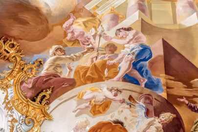 Schloss Bruchsal - Hauptbau / Corps de Logis - Beletage - Marmorsaal / Kaisersaal - Deckenfresko, äußere Zone, südlich der Mitte der Ostseite - Oben: Darstellung der drei Parzen, der drei Schicksalsgöttinnen; ein Putto macht die Schere zum Durchschneiden des Schicksalsfadens unbrauchbar; unten: Darstellung des Herakles / Hercules; unten rechts: Darstellung der Glücksgöttin Fortuna / Tyche, mit Flügeln; unterhalb der Mitte: ein Putto stutzt die Flügel von Fortuna (Deckenfresko urspünglich gemalt 1754 von Johannes Zick, originalgetreu rekonstruiert 1971 bis 1974 von Wolfram Köberl; Stuck urspünglich von Johann Michael Feuchtmayer dem Jüngeren, rekonstruiert 1962 bis 1969 von Jakob und Josef Schnitzer) (aufgenommen im Mai 2019, am späten Nachmittag) Schloss Bruchsal - Hauptbau / Corps de Logis - Beletage - Marmorsaal / Kaisersaal - Deckenfresko, äußere Zone, südlich der Mitte der Ostseite - Oben: Darstellung der drei Parzen, der drei Schicksalsgöttinnen; ein Putto macht die Schere zum Durchschneiden des Schicksalsfadens unbrauchbar; unten: Darstellung des Herakles / Hercules; unten rechts: Darstellung der Glücksgöttin Fortuna / Tyche, mit Flügeln; unterhalb der Mitte: ein Putto stutzt die Flügel von Fortuna (Deckenfresko urspünglich gemalt 1754 von Johannes Zick, originalgetreu rekonstruiert 1971 bis 1974 von Wolfram Köberl; Stuck urspünglich von Johann Michael Feuchtmayer dem Jüngeren, rekonstruiert 1962 bis 1969 von Jakob und Josef Schnitzer) (aufgenommen im Mai 2019, am späten Nachmittag)