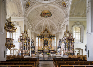 Bruchsal - Peterskirche / St. Peter - Von Innen / Von Norden - Blick vom Eingang in das Längsschiff (aufgenommen im Mai 2019, am späten Vormittag) Bruchsal - Peterskirche / St. Peter - Von Innen / Von Norden - Blick vom Eingang in das Längsschiff (aufgenommen im Mai 2019, am späten Vormittag)