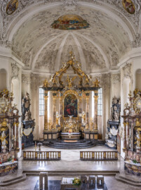 Bruchsal - Peterskirche / St. Peter - Von Innen / Von Norden - Blick von der Orgelempore in das südliche Längsschiff, den Chor und auf die Altäre (aufgenommen im Mai 2019, am frühen Nachmittag)