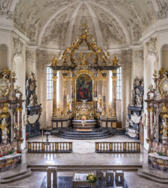 Bruchsal - Peterskirche / St. Peter - Von Innen / Von Norden - Blick von der Orgelempore in das südliche Längsschiff, den Chor und auf die Altäre (aufgenommen im Mai 2019, am frühen Nachmittag)