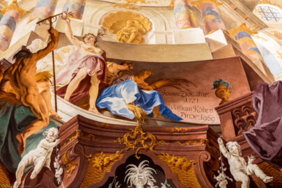 Schloss Bruchsal - Hauptbau / Corps de Logis - Beletage - Fürstensaal - Decke, äußere Zone, Nordwestecke - Ausschnitt aus der nordwestlichen äußeren Zone - Darstellung der Landwirtschaft, ein wichtiger Wirtschaftszweig Bruchsals - Links (Mann mit Rechen): Darstellung des Hirtengotts Pan, auch die Fruchtbarkeit symbolisierend; links der Mitte (Frau mit Ähre): Darstellung der griechischen / römischen Fruchtbarkeitsgöttin Demeter / Ceres; Mitte rechts: Signatur von Wolfram Köberl mit dem Datum (1969) der Fertigstellung der Fresko-Rekonstruktion und dem Hinweis auf den originalen Maler (Johannes Zick) und das Datum (1751) der originalen Fertigstellung (Deckenfresko urspünglich gemalt 1751 von Johannes Zick, originalgetreu rekonstruiert 1966 bis 1969 von Wolfram Köberl) (aufgenommen im Juni 2019, um die Mittagszeit)