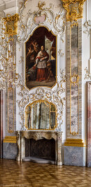 Schloss Bruchsal - Hauptbau / Corps de Logis - Beletage - Fürstensaal - Nordseite, Mitte - Blick von Südosten auf das Portrait von Damian Hugo Philipp von Schönborn-Buchheim (ursprünglich gemalt von Johannes Zick, um 1753; rekonstruiert von Walter Maschke, 1973 bis 1974) (aufgenommen im Juni 2019, am Nachmittag)