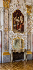 Schloss Bruchsal - Hauptbau / Corps de Logis - Beletage - Fürstensaal - Südseite, Mitte - Blick von Nordosten auf das Portrait von Franz Christoph von Hutten zum Stolzenberg (ursprünglich gemalt von Johannes Zick, um 1753; rekonstruiert von Walter Maschke, 1973 bis 1974) (aufgenommen im Juni 2019, am Nachmittag)