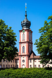 Schloss Bruchsal - Kirchturm - Von Außen / Von Nordost - Blick von unten auf den Kirchturm der Hofkirche, links der Seminarbau , rechts der "Finstere Gang" (aufgenommen im Juni 2019, um die Mittagszeit) Schloss Bruchsal - Kirchturm - Von Außen / Von Nordost - Blick von unten auf den Kirchturm der Hofkirche, links der Seminarbau , rechts der "Finstere Gang" (aufgenommen im Juni 2019, um die Mittagszeit)