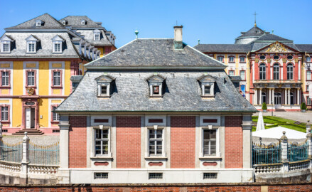Schloss Bruchsal - Hofzahlamt / Schlosscafé - Von aussen / Von Osten - Blick vom 1. Geschoss des Forstamts auf das Schlosscafé / das Hofzahlamt (aufgenommen im Juni 2019, um die Mittagszeit) Schloss Bruchsal - Hofzahlamt / Schlosscafé - Von aussen / Von Osten - Blick vom 1. Geschoss des Forstamts auf das Schlosscafé / das Hofzahlamt (aufgenommen im Juni 2019, um die Mittagszeit)