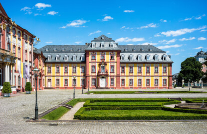 Schloss Bruchsal - Kammerflügel / Amtsgericht - Von Außen / Von Süden - Blick vom Nordeingang zur Hofkirche auf den Kammerflügel / das Amtsgericht (aufgenommen im Juni 2019, am frühen Nachmittag)